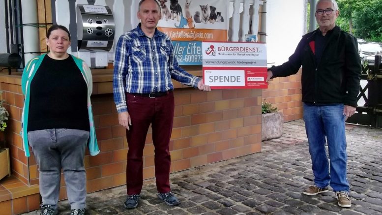 Der Bürgerdienst e.V. unterstützt „Tierteller Eifel e.V.“ in Jünkerath: Unser Foto zeigt Werner Peters, Vorstandsmitglied des Bürgerdienst e.V., bei der symbolischen Spendenübergabe in Jünkerath.