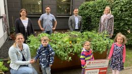 Das Foto zeigt die Leiterin der Kita Kunterbunt in Darscheid, Vertreterinnen und Vertreter des Fördervereins sowie Kita-Kinder mit Tyrone Winbush (Vorstandsmitglied BÜRGERDIENST e. V.) bei der symbolischen Spendenübergabe (Foto: Christian Laux)