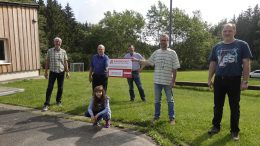 Auf dem Bild zu sehen sind von links nach rechts: Oliver Schüttler, Erwin Borsch (Vorstandsmitglied des Bürgerdienst e.V), Thomas und Anike Schroeder, Christoph Kohlbecher (1. Vorsitzender des Fördervereins Freizeitstätte Kelberg e.V.), Martin Seul