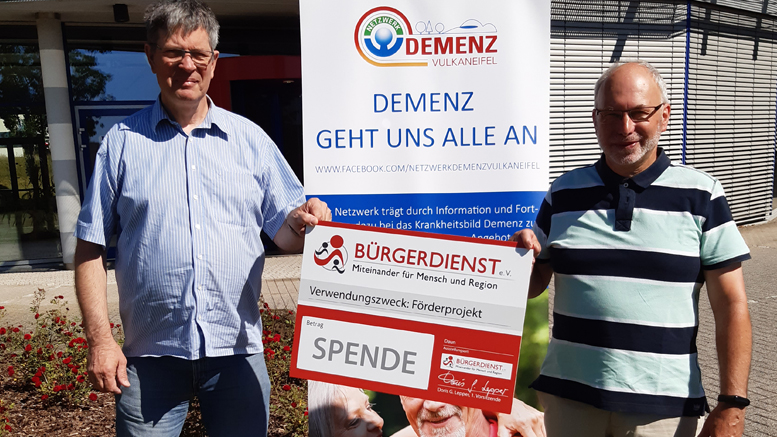 BÜRGERDIENST Vorstandsmitglied Erwin Borsch (rechts) übergab die Spende an Manfred Wientgen vom Netzwerk Demenz Vulkaneifel (Pflegestützpunkt Daun-Kelberg)