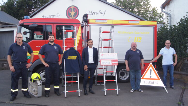 Neue Teamkleidung für die Feuerwehr Üdersdorf