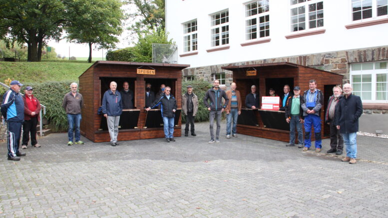 Unser Bild zeigt die aktiven Ruheständler „Außer Dienst und voll in Aktion“, die die tollen Verkaufsstände erstellt haben und in der Mitte vorne Ortsbürgermeister Elmar Malburg und ganz rechts außen Werner Peters vom Bürgerdienst Lepper e.V.