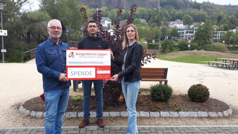 Unser Bild zeigt von links nach rechts: Werner Peters (Bürgerdienst Lepper e.V.), Alireza Panahi Amale (Teilnehmer des Kunst-Workshops), Elena Marx (Verbandsgemeinde Gerolstein)