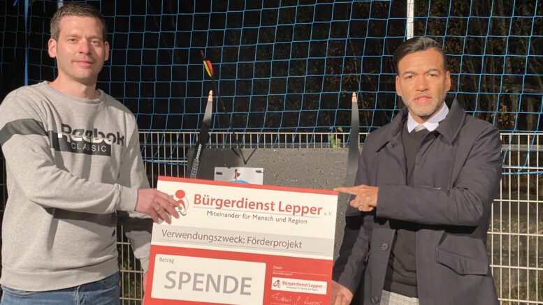 Rüdiger Herres (Verbandsgemeinde Daun) mit Tyrone Winbush (Bürgerdienst Lepper e.V.) bei der symbolischen Spendenübergabe.