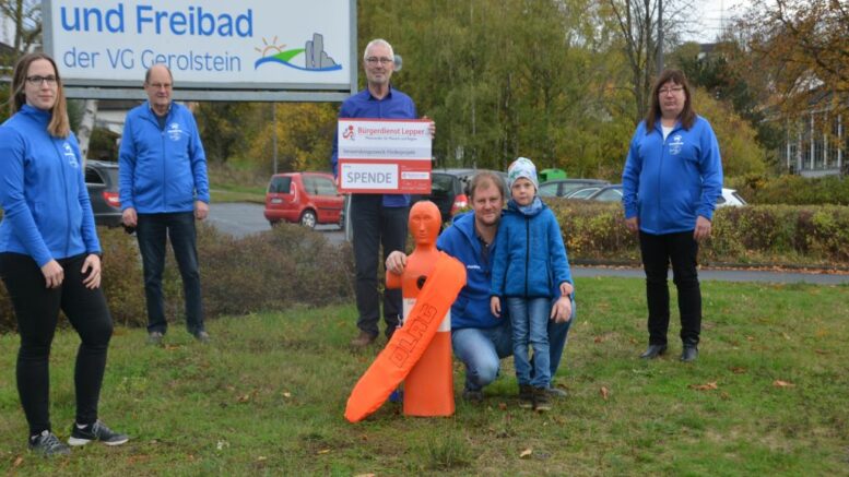 Unser Bild zeigt von links nach rechts: DLRG Skambraks Michelle, Jaax Herbert, Werner Peters,Bürgerdienst Lepper e.V., DLRG Jaax Markus und Jaax Tobias sowie Skambraks Johanna.