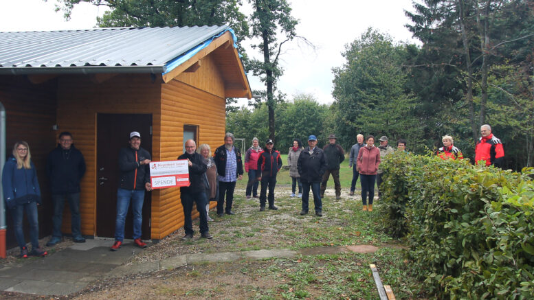 Bürgerdienst Lepper e.V. Vorstandsmitglied Erwin Borsch überreicht den Spendenscheck bei der Einweihungsfeier an Bürgermeister Peter Burggraf Die Fotos zeigen einige Helfer bei der Einweihung und bei der Arbeit während der Bauphase.