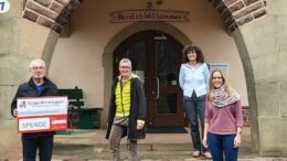 Unser Bild zeigt von links nach rechts: Werner Peters, Bürgerdienst Lepper e.V., Frau Amina Ashry, Schulleiterin, und ganz rechts Frau Maike Atzinger, Klassenlehrerin Kl.2a, bei der Spendenübergabe