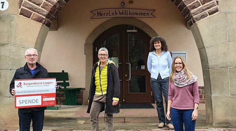 Unser Bild zeigt von links nach rechts: Werner Peters, Bürgerdienst Lepper e.V., Frau Amina Ashry, Schulleiterin, und ganz rechts Frau Maike Atzinger, Klassenlehrerin Kl.2a, bei der Spendenübergabe