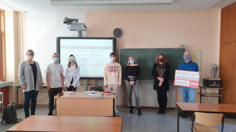 Unser Bild zeigt ganz links: Klassenlehrerin Frau Dr. Sebastian, Schülerinnen und Schüler der Schulgemeinschaft des SMG sowie 2. von rechts: die Leiterin des St. Matthias Gymnasiums, Frau Jutta Schmitz, sowie ganz rechts außen Herrn Werner Peters, Bürgerdienst Lepper e.V..