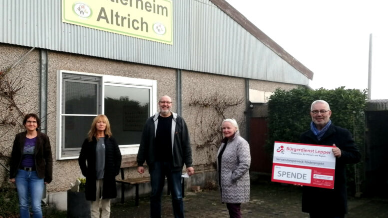 Unser Bild zeigt von links nach rechts: Anke Zimmer (1. Vorsitzende), Birgitta Jax (Schriftführerin), Rainer Kordel (Tierheimleiter), Swetlana Gabricevic (2. Vorsitzende), Werner Peters (Bürgerdienst Lepper e.V.)