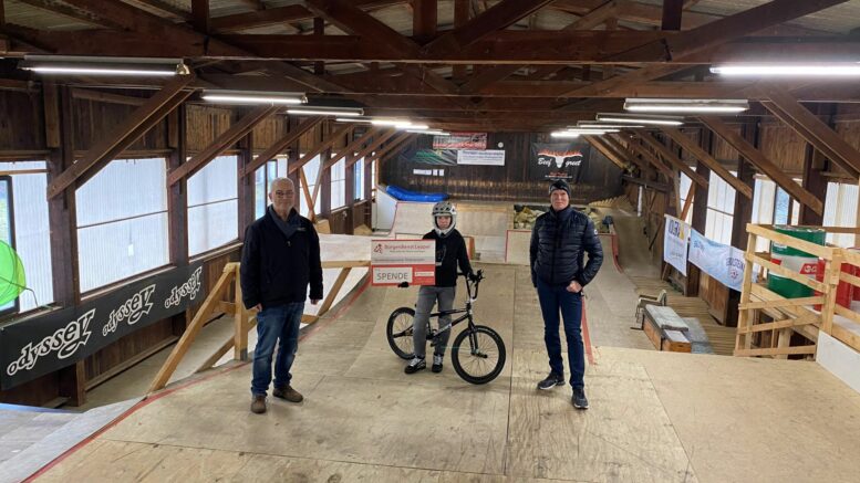 Unser Bild zeigt von links nach rechts: Werner Peters, Bürgerdienst Lepper e.V., Tom Clemens mit 15 Jahren schon ein Spitzensportler auf dem BMX Parcours in Rheinland-Pfalz und darüber hinaus sowie Vater Guido Clemens