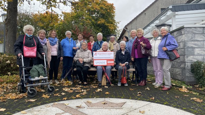 Senioren der Pfarrei St. Nikolaus vor der Abfahrt nach Maria-Laach