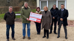 Norbert Lukoschek (Schullandheim-Verein Ratingen e.V.), Christian Stein (1. Vorsitzender des Schullandheim-Verein Ratingen e.V.), Marie-Luise Weber (Hausleiterin des Schullandheims Müllenborn), Doris G. Lepper (1. Vorsitzende des Bürgerdienst Lepper e.V.), Kai-Uwe Dahm (Ortsvorsteher Müllenborn) und Tyrone Winbush (Bürgerdienst Lepper e.V.).