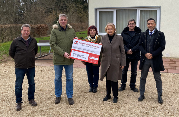 Norbert Lukoschek (Schullandheim-Verein Ratingen e.V.), Christian Stein (1. Vorsitzender des Schullandheim-Verein Ratingen e.V.), Marie-Luise Weber (Hausleiterin des Schullandheims Müllenborn), Doris G. Lepper (1. Vorsitzende des Bürgerdienst Lepper e.V.), Kai-Uwe Dahm (Ortsvorsteher Müllenborn) und Tyrone Winbush (Bürgerdienst Lepper e.V.).