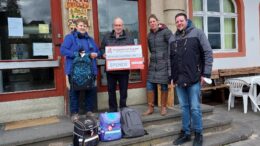 Der Bürgerdienst Lepper e. V. und das Café Asyl Daun ermöglichen ukrainischen Schulkindern einen guten Schulstart: ( v. l. n. r.) Rita Schmaus (Café Asyl Daun), Erwin Borsch (Bürgerdienst Lepper e. V., 4. Vorsitzender), Judith Vogel (Ehrenamtliche des Café Asyl), Christopher Illigen (AG Jugend e. V. Daun, 1. Vorsitzender)