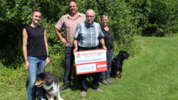 V.l.n.r.: Erwin Borsch vom Vorstand des Bürgerdienst Lepper e. V., Lara Funk und Wolfgang Schneider von der Hundeschule Daun-Waldkönigen