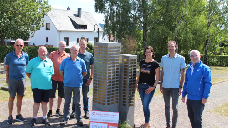 Unser Bild zeigt von links nach rechts die Organisatoren und Ersteller der Stelen sowie Birgit Finnemann, Elmar Malburg (OG Bürgermeister Birgel) und Werner Peters (Bürgerdienst Lepper e.V.) anlässlich der Spendenübergabe