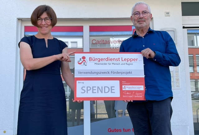 Frau Melanie Schermann (Caritasverband Westeifel e.V.) mit Werner Peters (Bürgerdienst Lep-per e. V.)