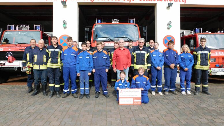 Unser Bild zeigt: ganz links, Wehrleiter Elmar Irsfeld, daneben Peter Mergen (stellv. Wehrleiter), Mitte Werner Peters (Bürgerdienst Lepper e.V.), daneben Anton Weber (Jugendwart) und Mitglieder von Feuerwehr und Jugendfeuerwehr der freiwilligen Feuerwehr Mürlenbach bei der Spendenübergabe