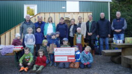 Unser Bild zeigt v.l.n.r.: Werner Peters Bürgerdienst Lepper e.V. Ansgar Groß (Ortsgemeinde Berndorf), Steffi Götten (Leitung Kita Kunterbunt), Christiane Dahm (Stellv. Leitung Kita Kunterbunt), Petra Müller & Julia Makurat (beide KSK Vulkaneifel, Hillesheim) Silke Nellessen (Sachbearbeiterin des Trägers VG Gerolstein), Gerald Schmitz (1.Beigeordneter Stadt Hillesheim), Bernd Schmitz (Fachbereichsleiter des Trägers der VG Gerolstein