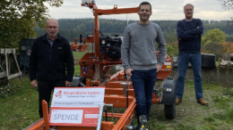 Erwin Borsch (Bürgerdienst Lepper e. V.) bei der Spendenübergabe.