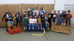 Unser Bild zeigt Kinder der Grundschule Hillesheim und v.l.n.r. Gerald Schmitz, 1. Vorsitzender VFL Hilles-heim, Werner Peters, Bürgerdienst Lepper e.V., sowie den Leiter der Grundschule Hillesheim, Herrn Linden.