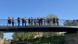 Das Foto zeigt die Jugendlichen auf der Kanalbrücke.