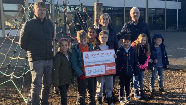 Kinder der Grundschule Stadtkyll sowie Andreas Nibus (Kassenwart des Fördervereins), Susanne Puth (Schulleiterin) und Werner Peters (Bürgerdienst Lepper e. V.)