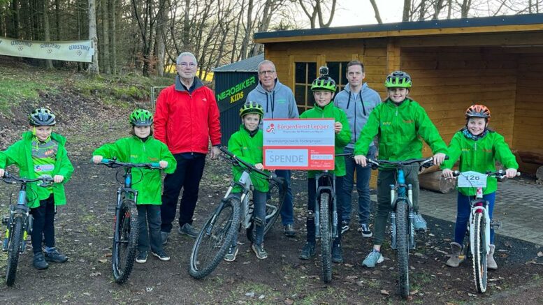 Die Spendenübergabe erfolgte durch das Vorstandsmitglied des Bürgerdienst Lepper e.V. Werner Peters an die Vorstandsmitglieder Peter Horten (1. Vorsitzender) und Matthias Horten (Schriftführer) sowie einigen Kindern der Nerobiker Kids.