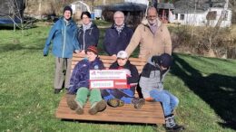 Das beigefügte Bild zeigt (v.l.n.r.): P. Stulginskas (Bewohner), Silvia Leiwer (Gruppenleitung im Wohnbereich), Michael Kühnle (Betreuer im Wohnbereich), auf der Bank: R. Schmidt, H. Özlük, K. Schönhöffer (Bewohner).