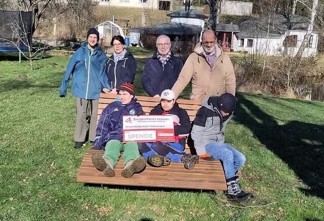 Das beigefügte Bild zeigt (v.l.n.r.): P. Stulginskas (Bewohner), Silvia Leiwer (Gruppenleitung im Wohnbereich), Michael Kühnle (Betreuer im Wohnbereich), auf der Bank: R. Schmidt, H. Özlük, K. Schönhöffer (Bewohner).