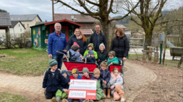 Unser Bild zeigt v.l.n.r.: Werner Peters (Vorstand Bürgerdienst Lepper e.V),, Laurie Britz (Kita-Leitung), Jürgen Clemens (Ortsbürgermeister), Silvia Thull und die Kinder aus dem Kindergarten „Goldecken“