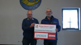 Bild: Ortsbürgermeister Rolf Hoffmann mit Werner Peters (Bürgerdienst Lepper e. V.)