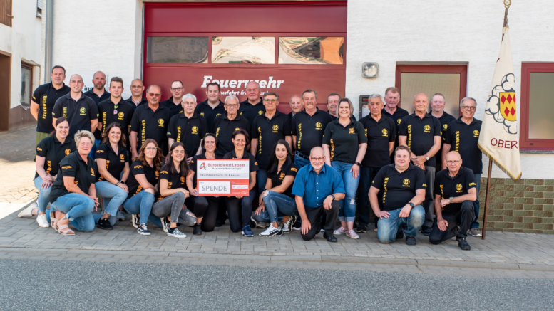 Die Freiwillige Feuerwehr Oberelz mit Erwin Borsch (Bürgerdienst Lepper e. V.) bei der symbolischen Spendenübergabe.