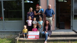 Erzieher und Kinder der Kath. Kita St. Elisabeth in Üdersdorf mit Erwin Borsch und Natalia Schüler vom Vorstand des Bürgerdienst Lepper e.V.