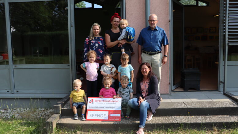 Erzieher und Kinder der Kath. Kita St. Elisabeth in Üdersdorf mit Erwin Borsch und Natalia Schüler vom Vorstand des Bürgerdienst Lepper e.V.