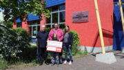 Foto: Erwin Borsch (Bürgerdienst Lepper e.V.), Bianca Weyers, Sandra Wüstemann (Schulleiterin) sowie Schüler Elias vom Förderzentrum St. Laurentius Daun