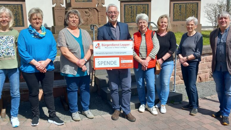 Bild v.l.n.r.: Alice Hamann, Uschi Schifferings, Hedwig Schun, Werner Peters (Bürgerdienst Lepper e.V.), Margret Lersch, Diana Hotz, Trudi Poggel, Pfarrer Pius Krämer